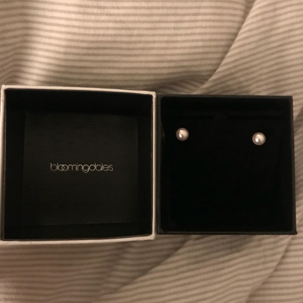 Bloomingdales Small Pearl earrings